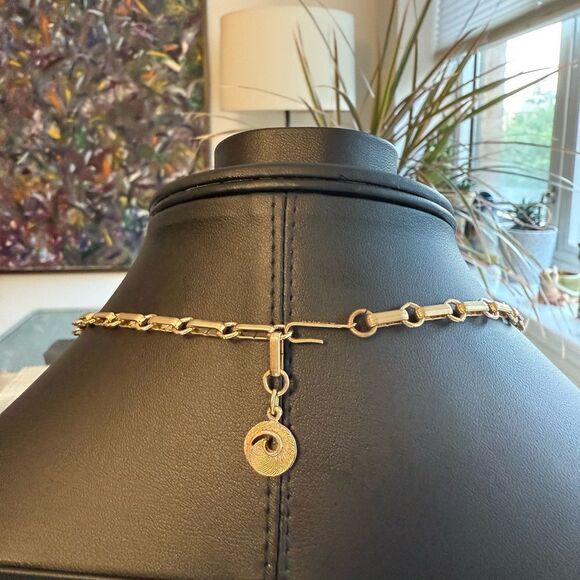 Signed Lisner 1960’s GoldTone Chocker Necklace with Aurora Borealis Accents. - Picture 6 of 7